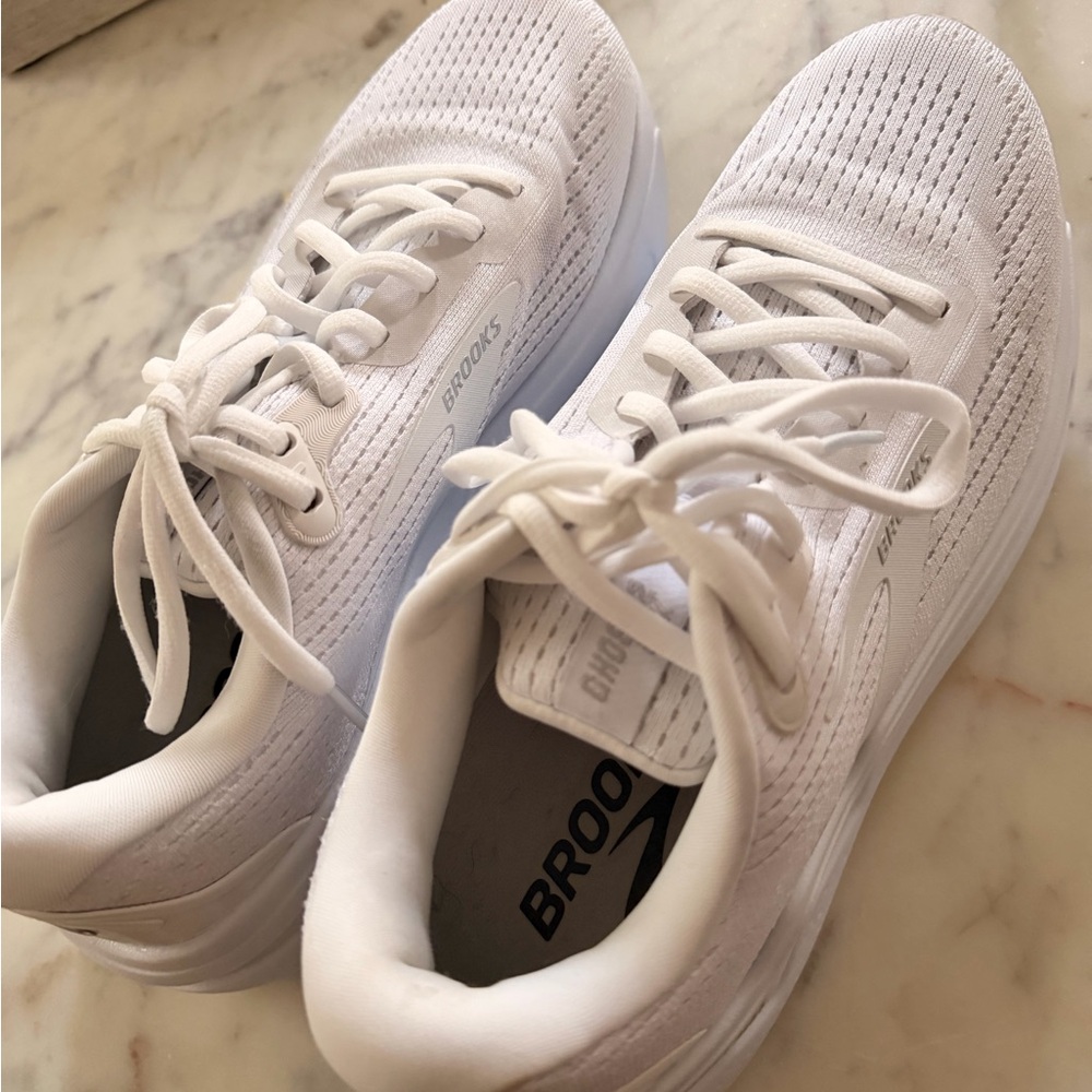 Brooks Ghost Max White Sneakers 9.5